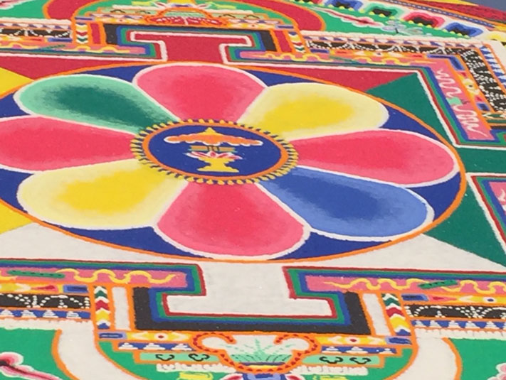 Ein buddhistisches Sand-Mandala, das durch achtsames, kunstvolles Tun entsteht.